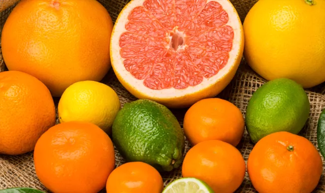Aplicación de fertilizante líquido en cultivos de invierno para asegurar nutrientes para plantas y maximizar la producción agrícola